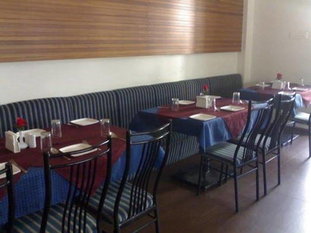 Oyo 24197 Saptaruchi Hotel Pimpri-Chinchwad Kültér fotó