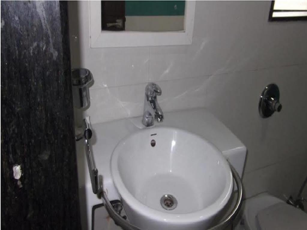 Oyo 24197 Saptaruchi Hotel Pimpri-Chinchwad Kültér fotó