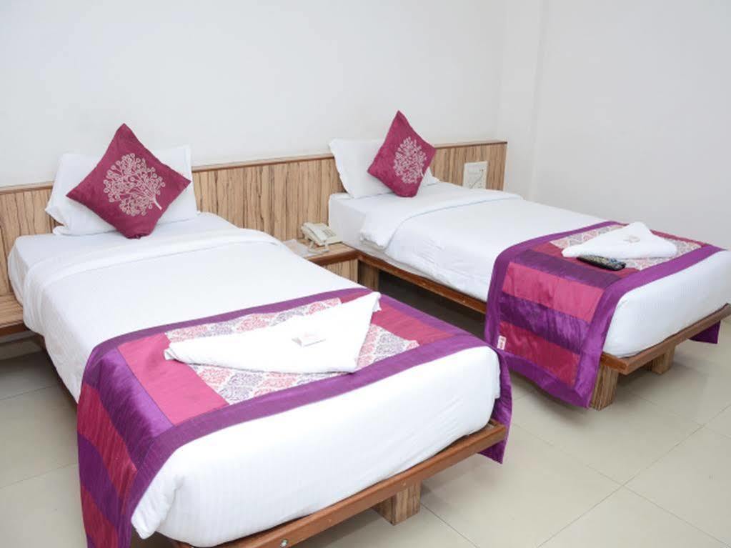 Oyo 24197 Saptaruchi Hotel Pimpri-Chinchwad Kültér fotó