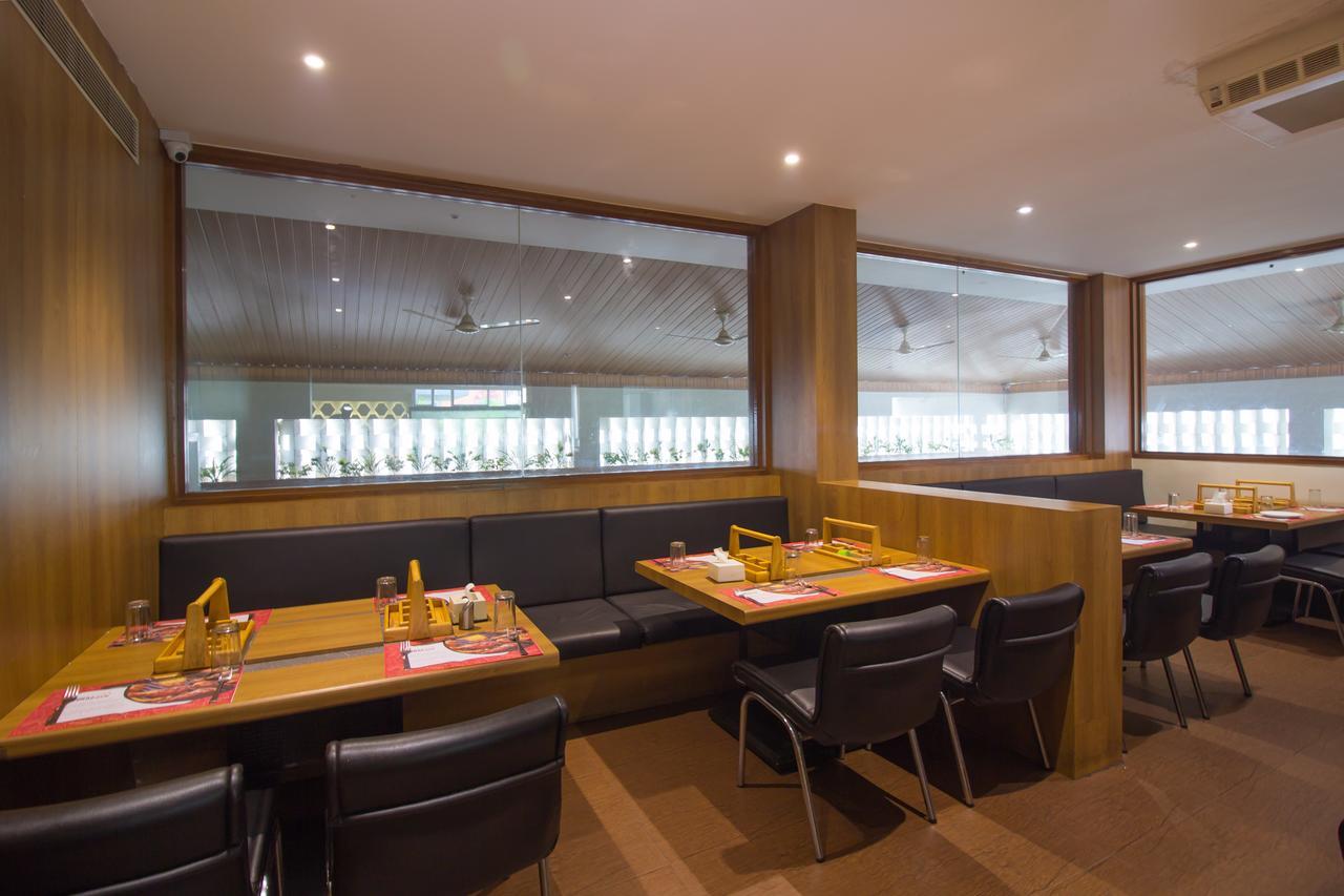 Oyo 24197 Saptaruchi Hotel Pimpri-Chinchwad Kültér fotó