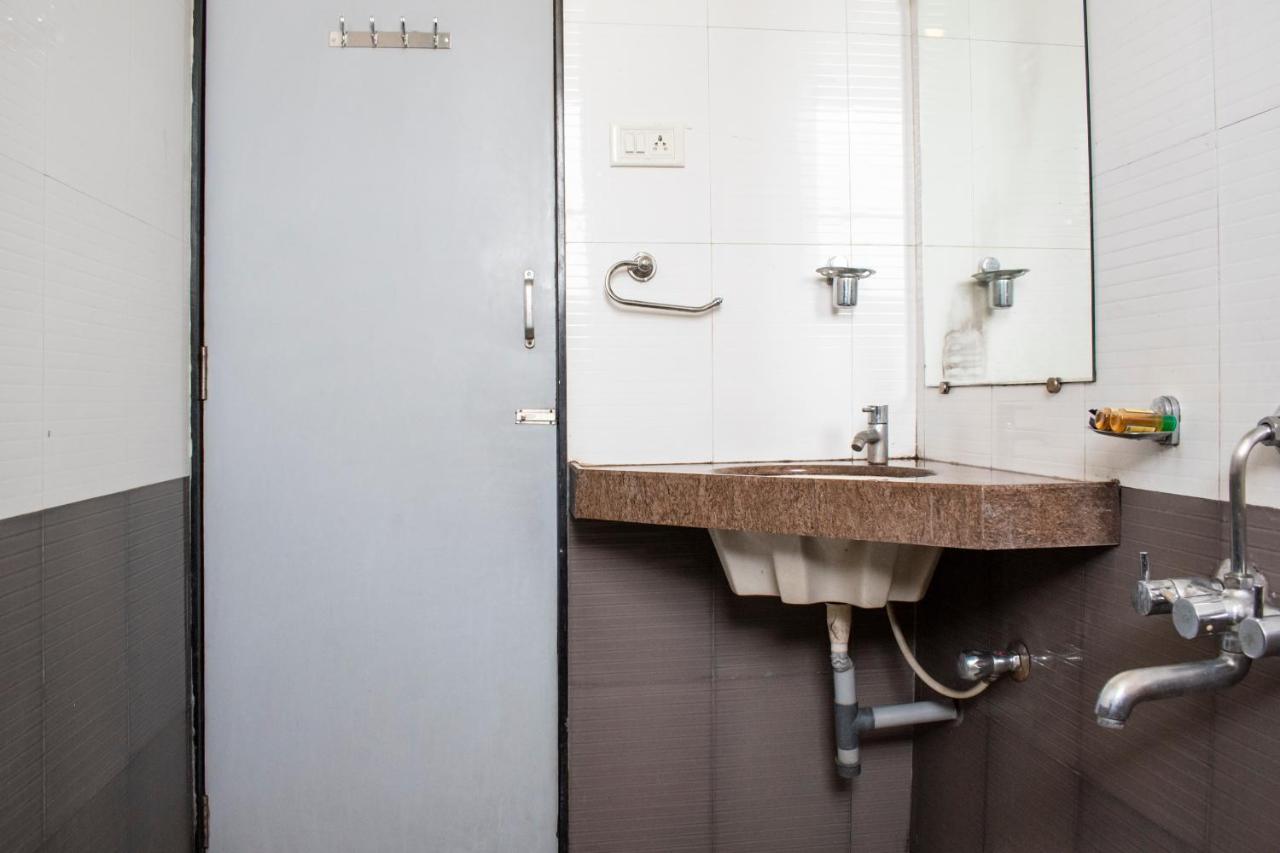 Oyo 24197 Saptaruchi Hotel Pimpri-Chinchwad Kültér fotó