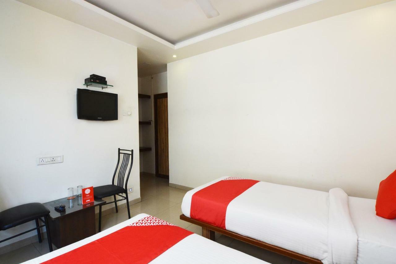 Oyo 24197 Saptaruchi Hotel Pimpri-Chinchwad Kültér fotó