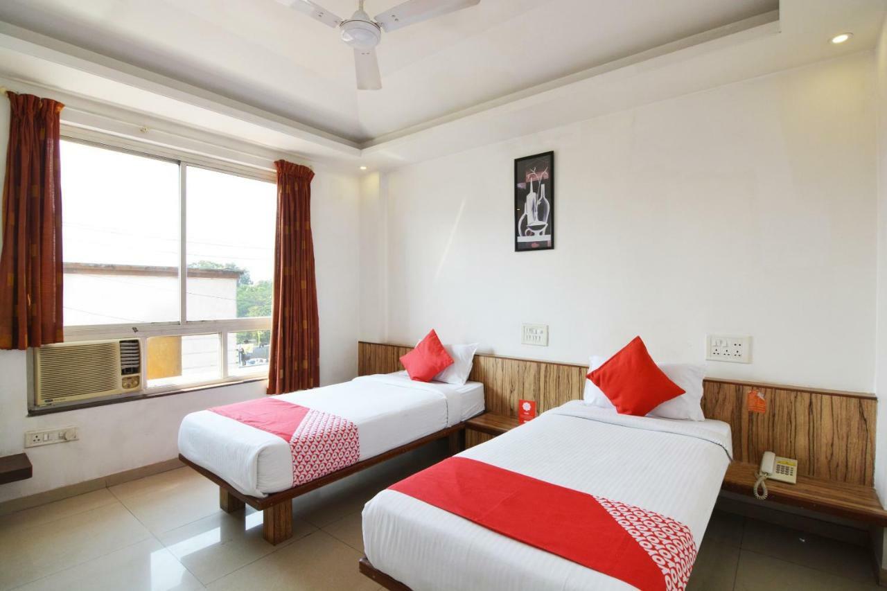Oyo 24197 Saptaruchi Hotel Pimpri-Chinchwad Kültér fotó
